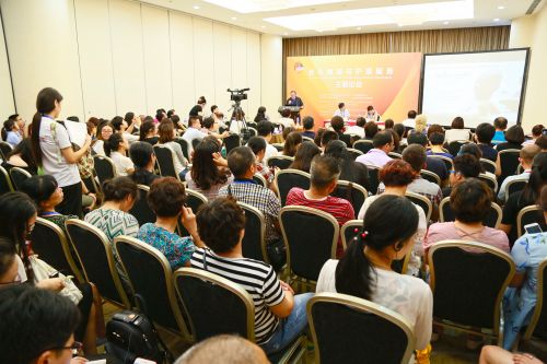 2、場(chǎng)內(nèi)聽眾認(rèn)真聆聽專家講課