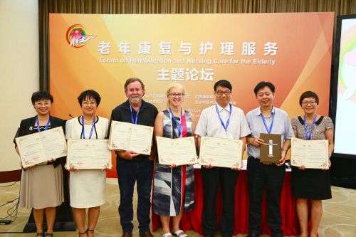 3、主持人為講課專家頒發(fā)聘書并合影留念