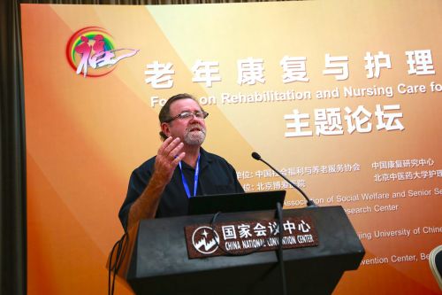 5、國際老齡聯(lián)合會(huì)國際關(guān)系部部長 Gregory Ross Shaw為大家介紹了《技術(shù)創(chuàng)新時(shí)代的人口老齡化和發(fā)展趨勢(shì)》