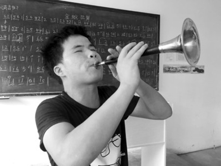 高丁鵬在練習(xí)吹奏嗩吶