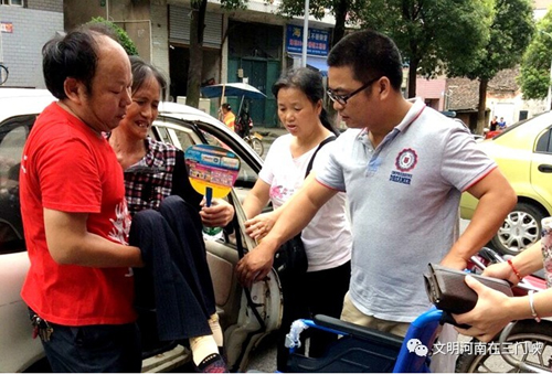 易海明(左一)和愛(ài)心車隊(duì)一起幫助殘疾人朋友出行。圖片來(lái)源:株洲文明網(wǎng)