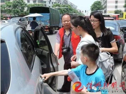 2017年高考期間,易海明送考生上車。圖片來(lái)源:株洲新聞網(wǎng)