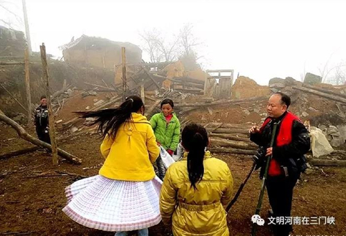 在甘肅漳縣災(zāi)區(qū),易海明和學(xué)生在一起。圖片來(lái)源:株洲文明網(wǎng)