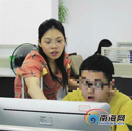 吳佳佳(左)非常關(guān)心殘友們,只要他們有什么需要幫助的,她都努力幫忙。南海網(wǎng)記者 孫令正