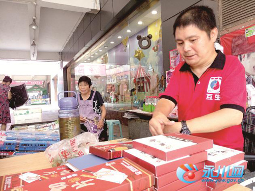 楊繼君整理貨品。