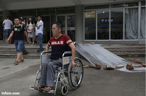 2015年8月31日，陜西西安西北大學，校園無障礙設施保障“特殊”新生順利報到。（視覺中國/圖）