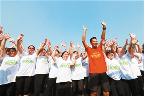 秦坤和孩子們。