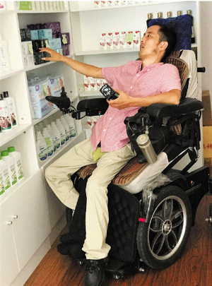 坐在輪椅上的鄭權軍在理貨