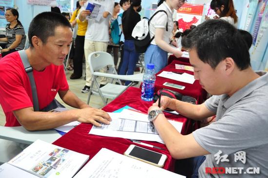 陳芳在應聘,他想找一份庫管員的工作。