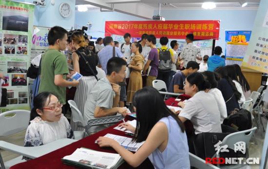 楊程昱是一名中共黨員,她想應聘一份會計或文秘工作。