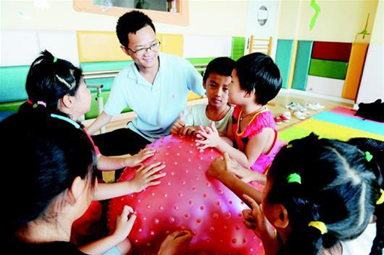 圖為：趁著回鄉探親的機會，孫小輝與荊州市殘聯康復學校的孩子們互動 通訊員梅聞攝