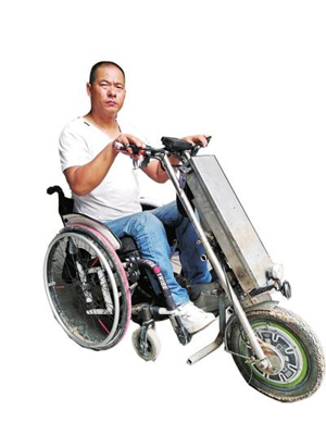 李燦學組裝一個輪椅助力車頭，方便出行。