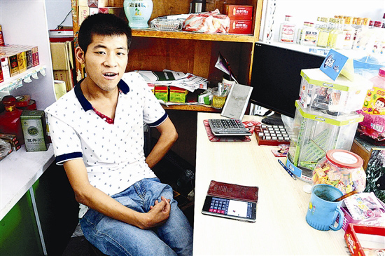 田晨輝在自己經營的小店中