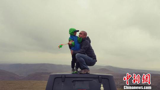 圖為岑谷雨和他的兒子。 受訪者供圖 攝