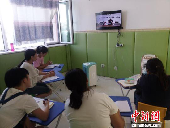 圖為康復中心的家長在聽課做筆記。 受訪者供圖 攝