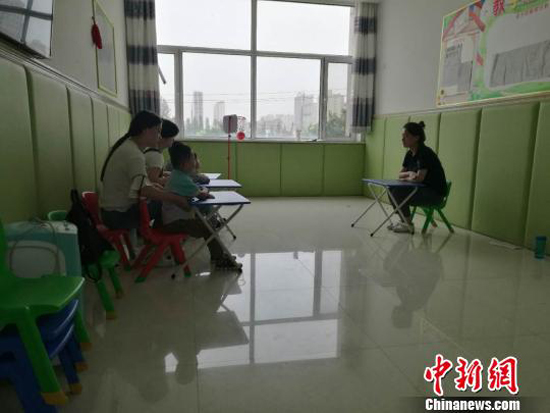 圖為康復中心的家長在聽課做筆記。 受訪者供圖 攝