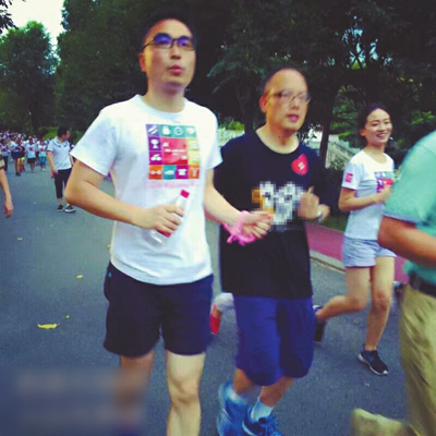 大川（右）在領(lǐng)跑的協(xié)助下參加比賽。