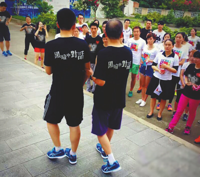 大川（右）初時(shí)參加比賽，奔跑的步伐很小。