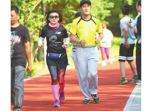 何亞君（右）和領(lǐng)跑員楊彬。圖據(jù)網(wǎng)絡(luò)