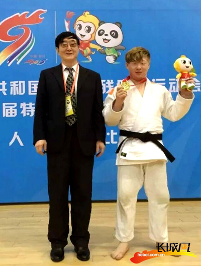 李艷琛在2015年第九屆全國殘疾人運(yùn)動(dòng)會(huì)上獲得一枚金牌。李艷琛 供圖