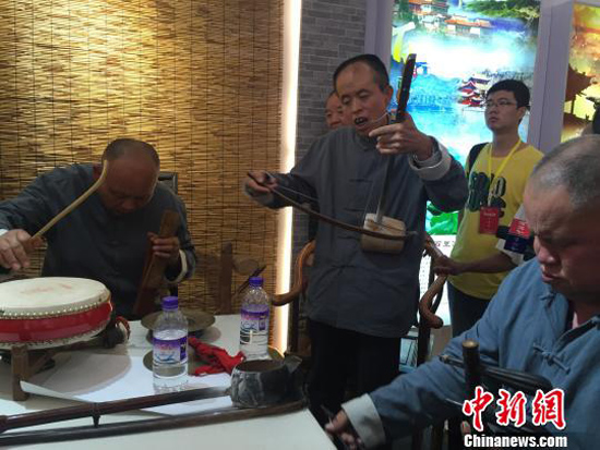 4日,山西省首屆長治藝術(shù)節(jié)襄垣展館內(nèi)的鼓書表演臺前擠滿觀眾,欣賞著十分鐘一場的鼓書表演。 楊靜 攝