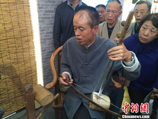 圖為盲人老藝人正在表演。 楊靜 攝