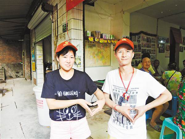 易勇(右)和妻子李飛燕在自家茶館門口。通訊員 高曉燕 攝