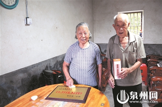 張阿婆（左）的善舉贏得鄉(xiāng)人的稱贊