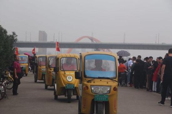 杭州錢塘江大潮有“壯觀天下無”的美譽(yù)，但其巨大的威力對靠近觀潮者會帶來生命危險(xiǎn)。