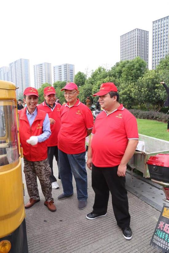 喊潮隊(duì)員們。右二為78歲的張保佑。