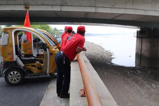 結(jié)束一天的喊潮后，隊(duì)員們在較一般的觀潮位看著大潮奔騰而來。