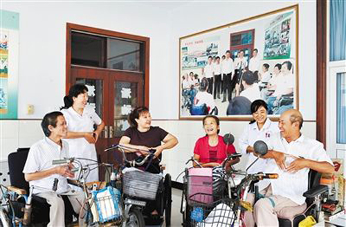 近日，“頌黨恩”截癱傷員文藝隊的部分隊員與醫護人員在活動室排練歌曲《感恩的心》。 記者張昊攝