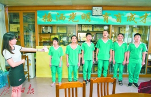 《中國好哨音》中獲得冠軍的少年黃毅弘和同學一起表演。