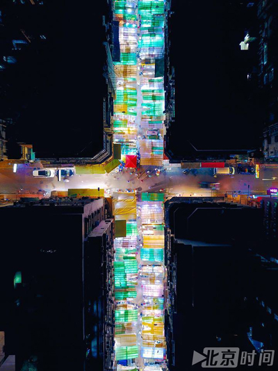 圖：車水馬龍的廟街夜市，大排檔的燈光從無數頂帳篷中透射出來