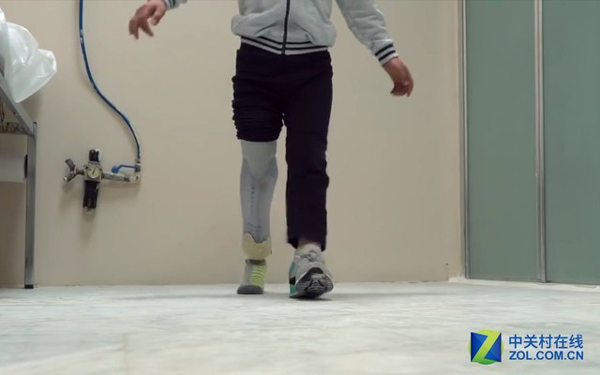 經過康復終于重新站立行走