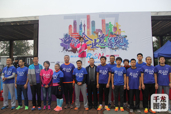 圖為來自何亞軍助盲跑團的10名盲人跑者參加本次活動。千龍網記者 黃業攝