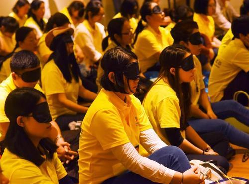 觀眾帶上黑眼罩體驗視障人士的觀感