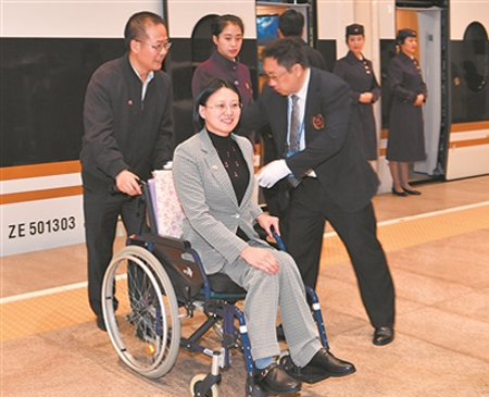 圖為16日，侯晶晶乘坐“復興號”抵京。 新華報業全媒體記者 肖 勇攝