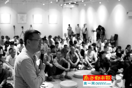 北京心目影院創(chuàng)始人王偉力為數(shù)十位視障人士及志愿者講解電影《飛天》。