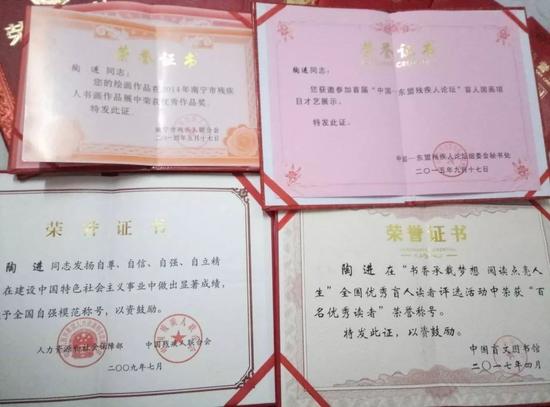 盲人畫師潛心作畫二十余年 黑暗中畫出心中世界