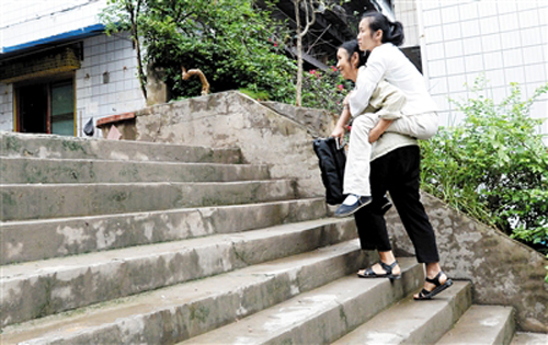 20多年來，石勝蘭的母親經常背著癱瘓的女兒出門。