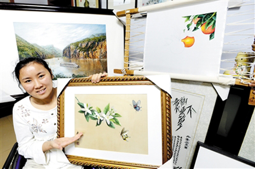 石勝蘭的刺繡將奉節夔門風景，家鄉的臍橙花果展現得淋漓盡致。