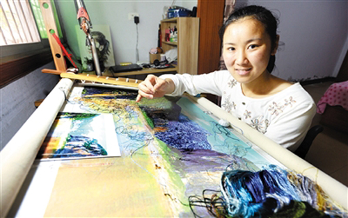 一針一線，石勝蘭用巧手描繪家鄉美景。