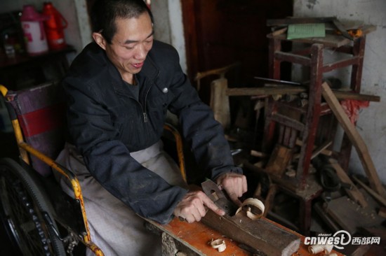 高位截癱漢子輪椅上做木工 一天掙15元已堅(jiān)持10年