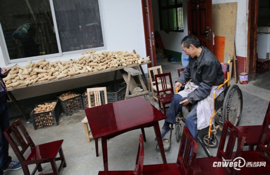 高位截癱漢子輪椅上做木工 一天掙15元已堅(jiān)持10年