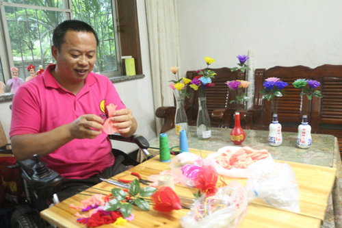 游洪林在制作塑料玫瑰花
