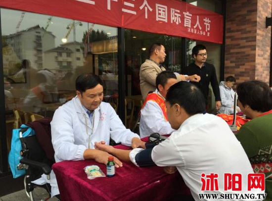 輪椅上的“愛心使者”