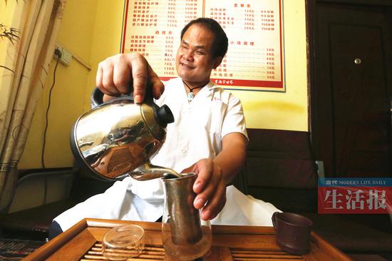 李生愉泡茶的動作很嫻熟