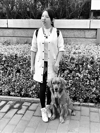 徐女士和她的導盲犬在一起