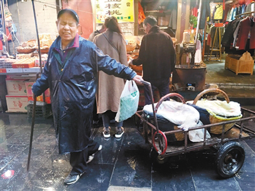 張喜平在回民街賣雞蛋 記者王濤 通訊員曹金生 攝